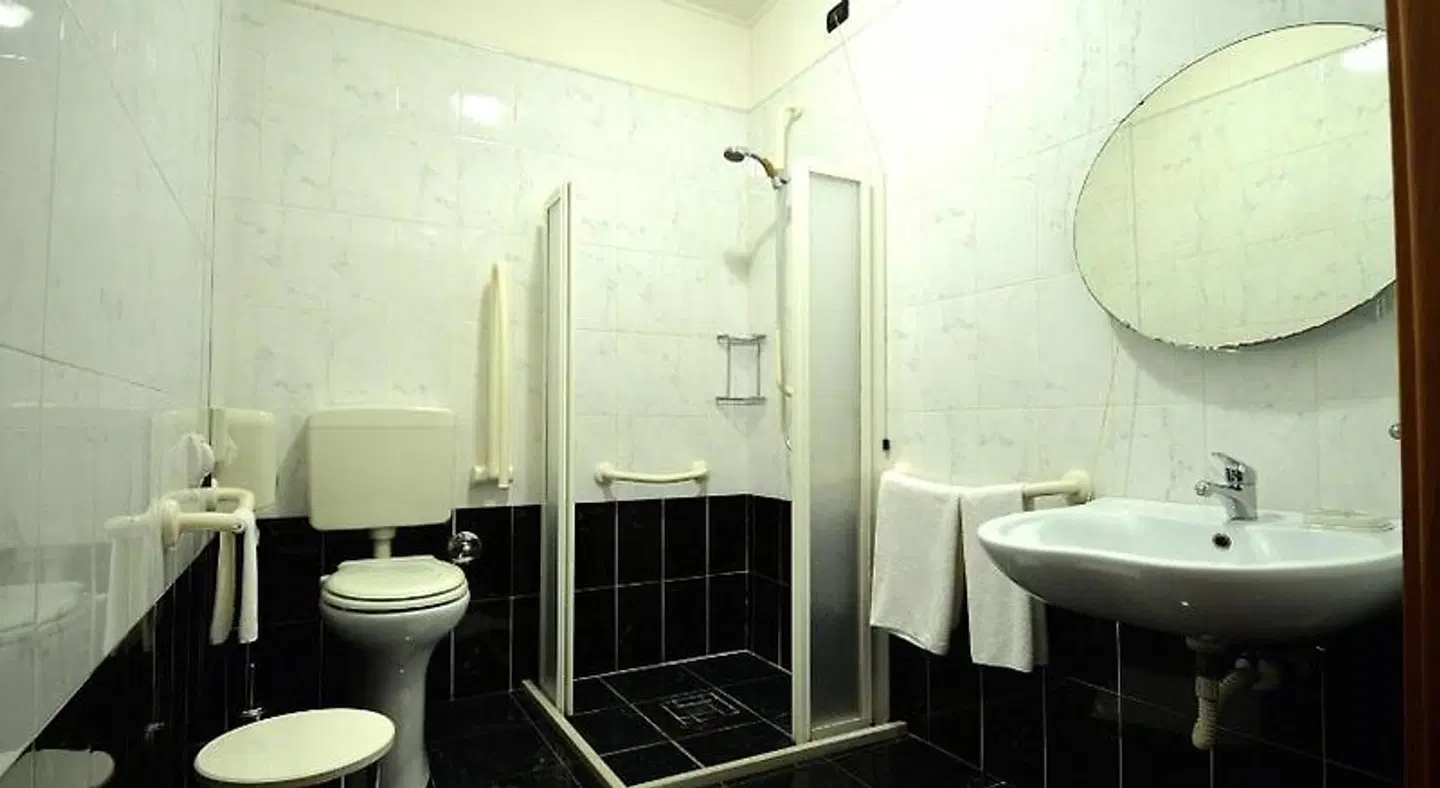 Hotel La Cantina Badezimmer