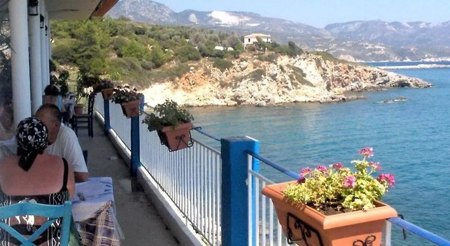 Chrisopetro Terrasse
