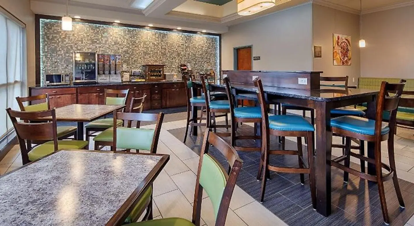 Best Western Inn & Suites Elkhart Bar