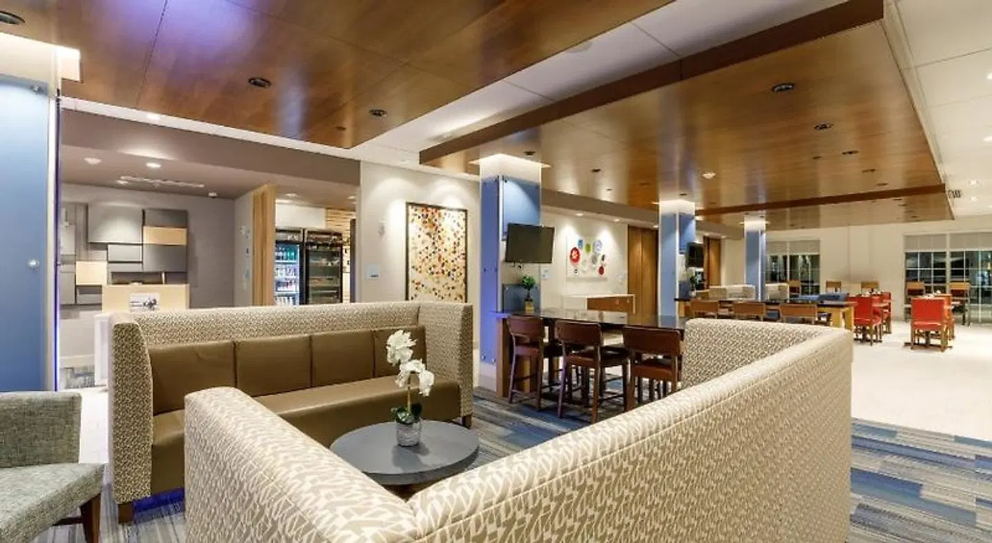 Holiday Inn Express & Suites Sturbridge by IHG Bar