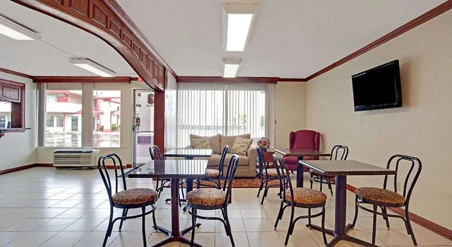 Super 8 by Wyndham Oklahoma/Frontier City Restaurant