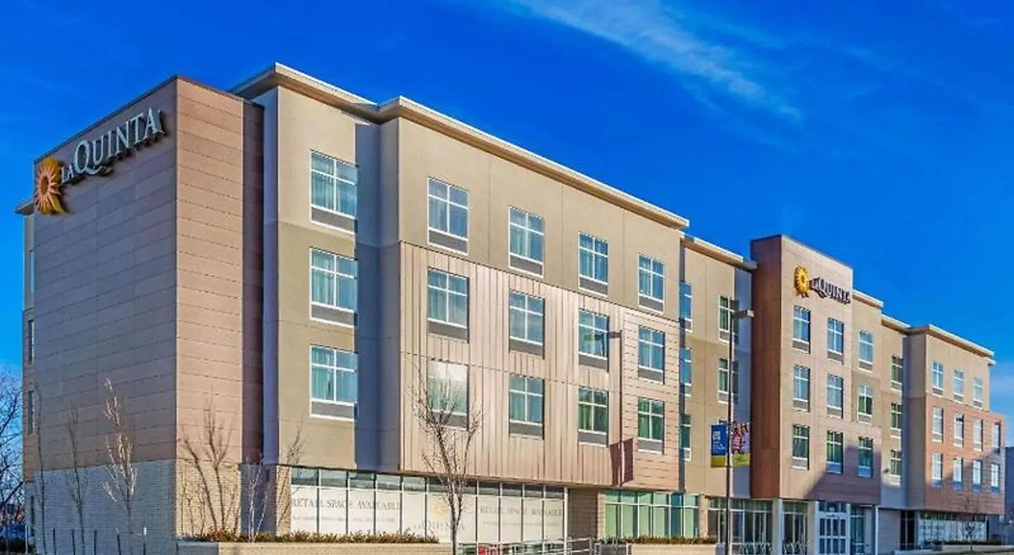 La Quinta Inn & Suites by Wyndham Kansas City Beacon Hill EXTERIOR