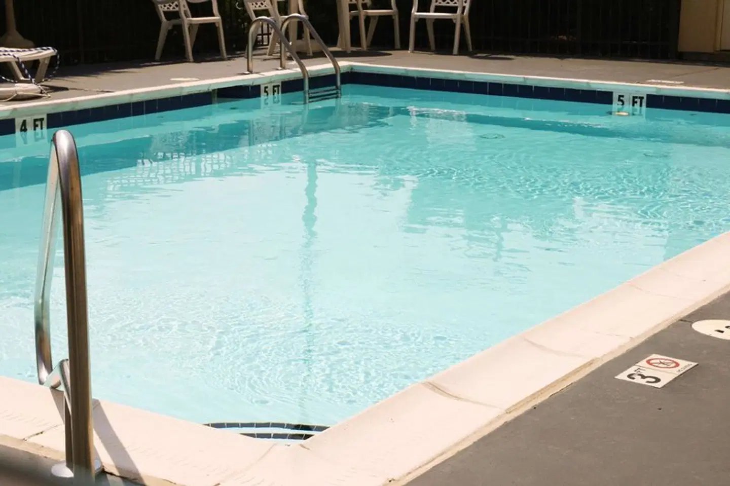 Hampton Inn Henderson OUTDOOR_POOL