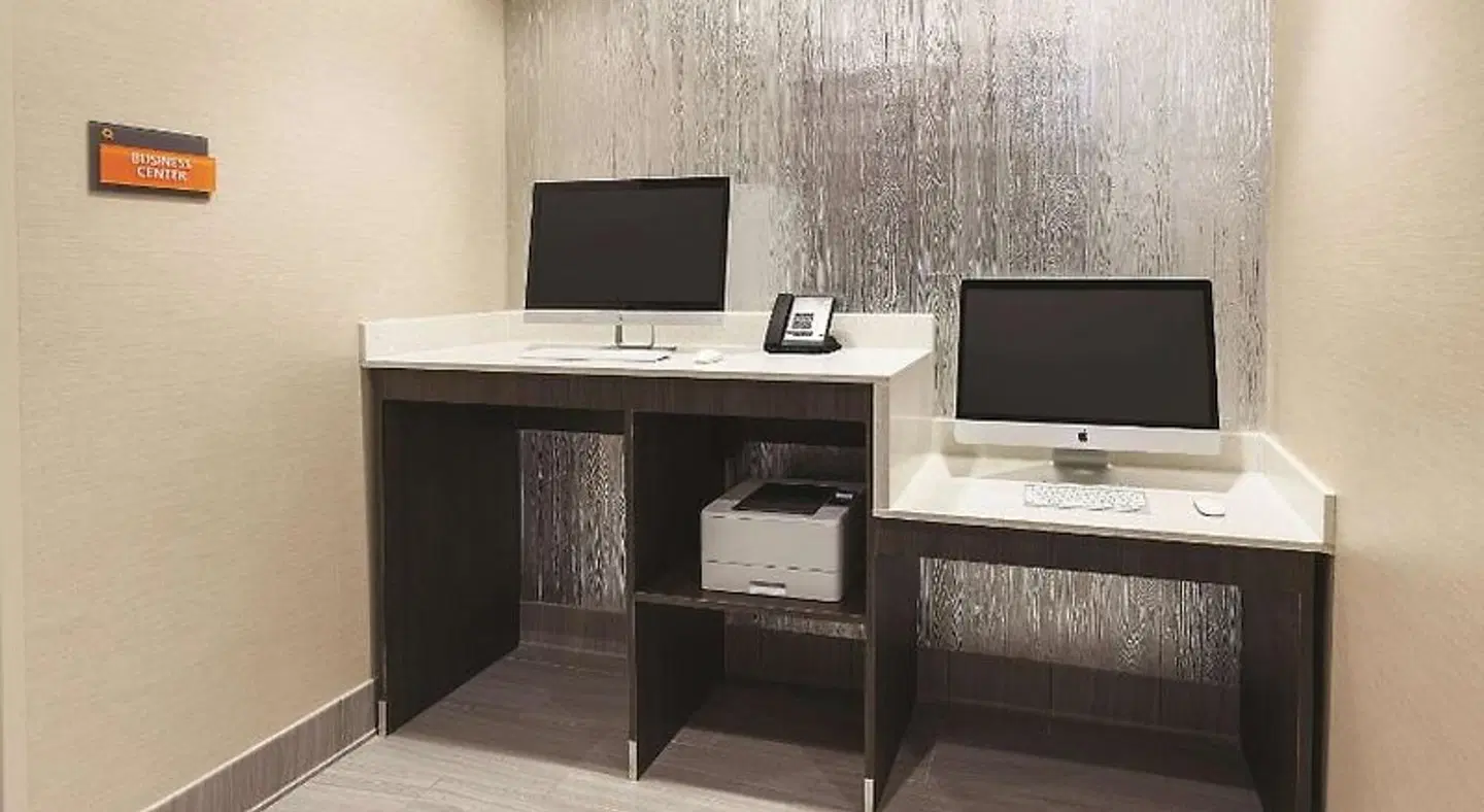 La Quinta Inn & Suites by Wyndham Terre Haute ROOM_EXAMPLE
