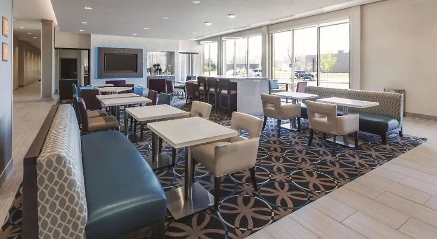 La Quinta Inn & Suites by Wyndham Terre Haute Konferenz