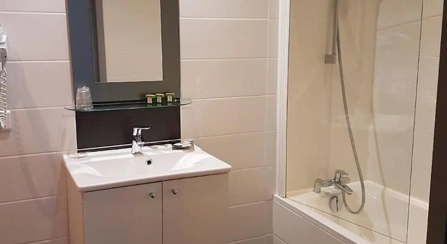 Logis Hôtel Le Comty Badezimmer