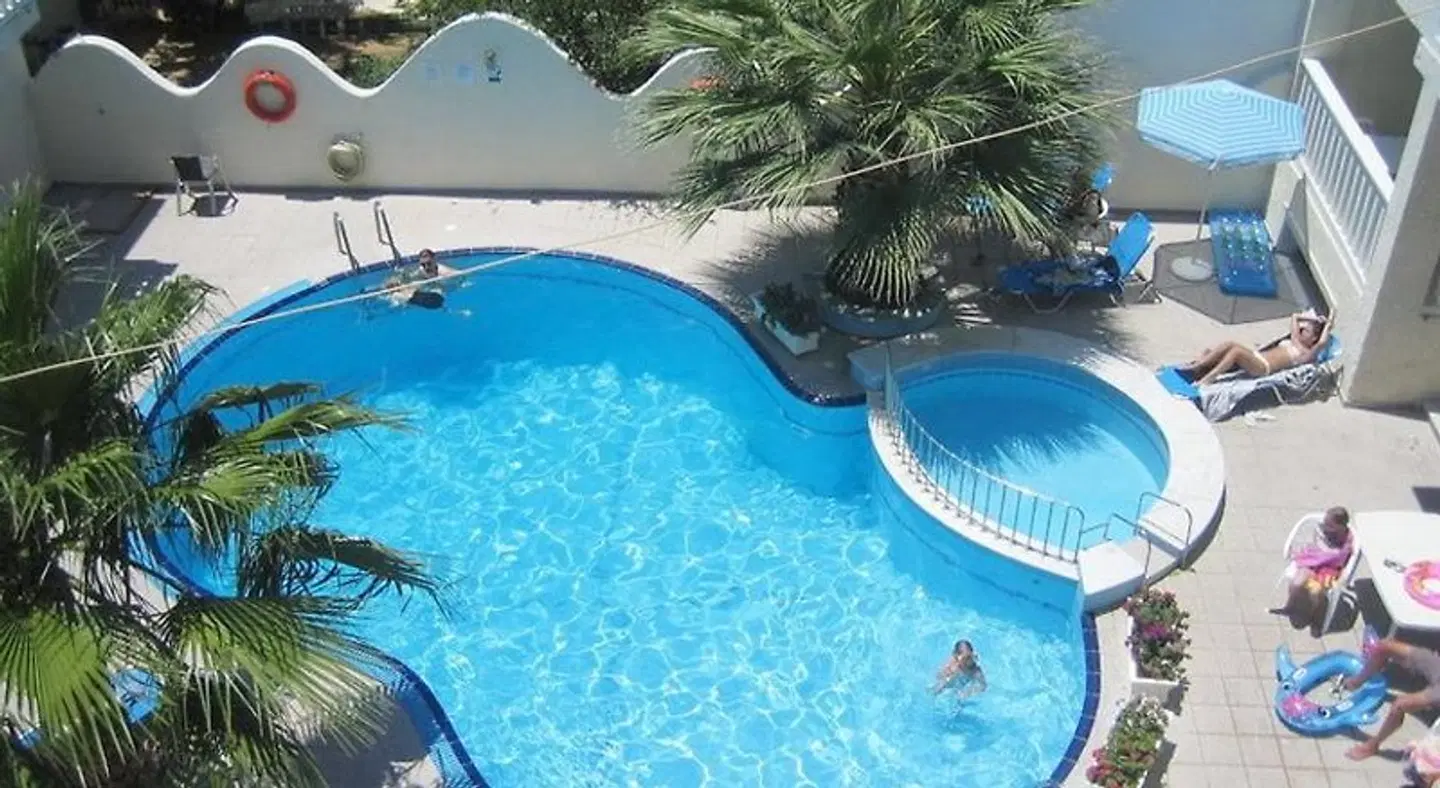 Alexandra OUTDOOR_POOL