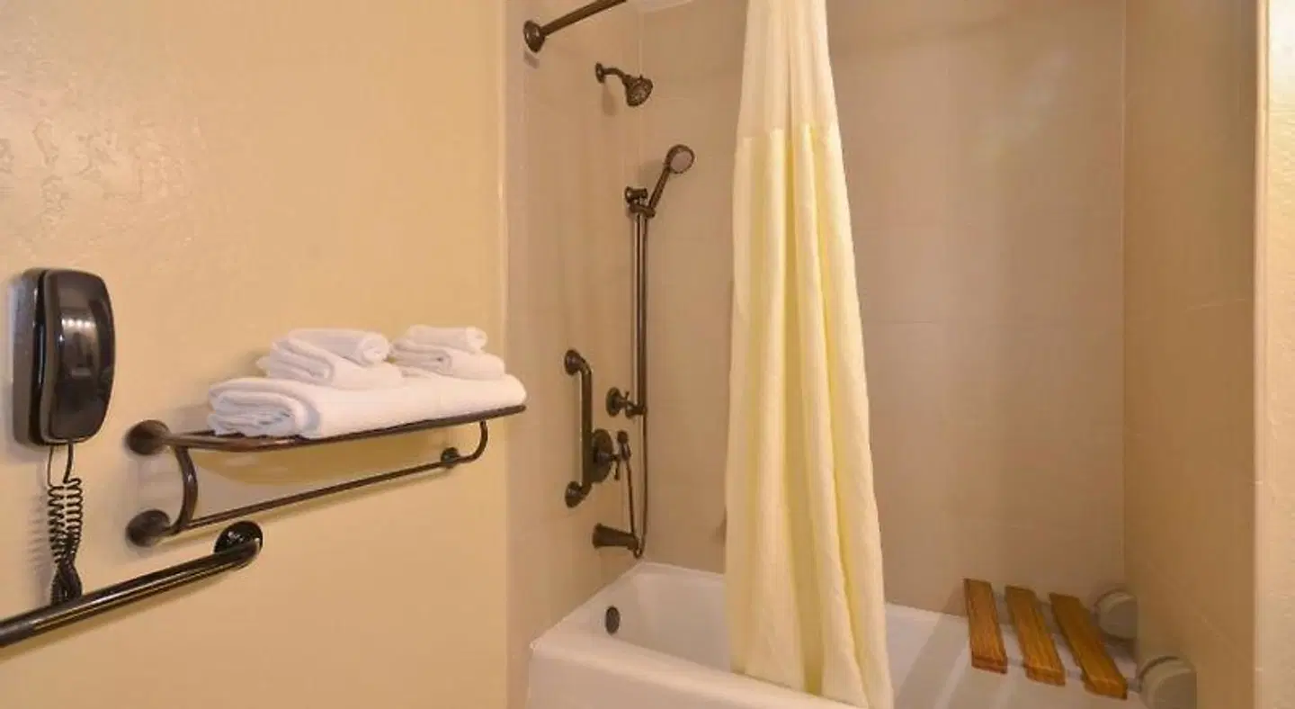 Best Western The Inn & Suites Pacific Grove Badezimmer