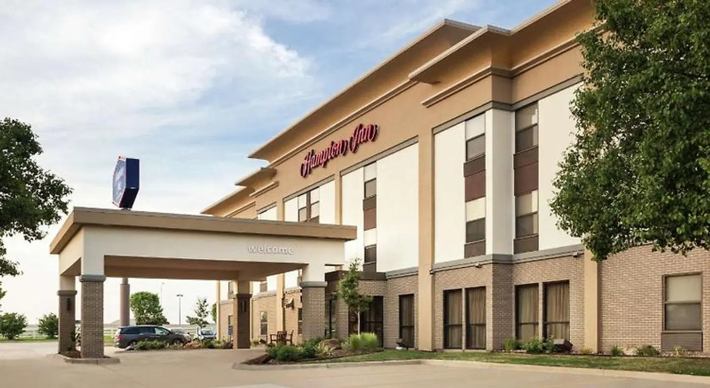 Hampton Inn Shawnee EXTERIOR