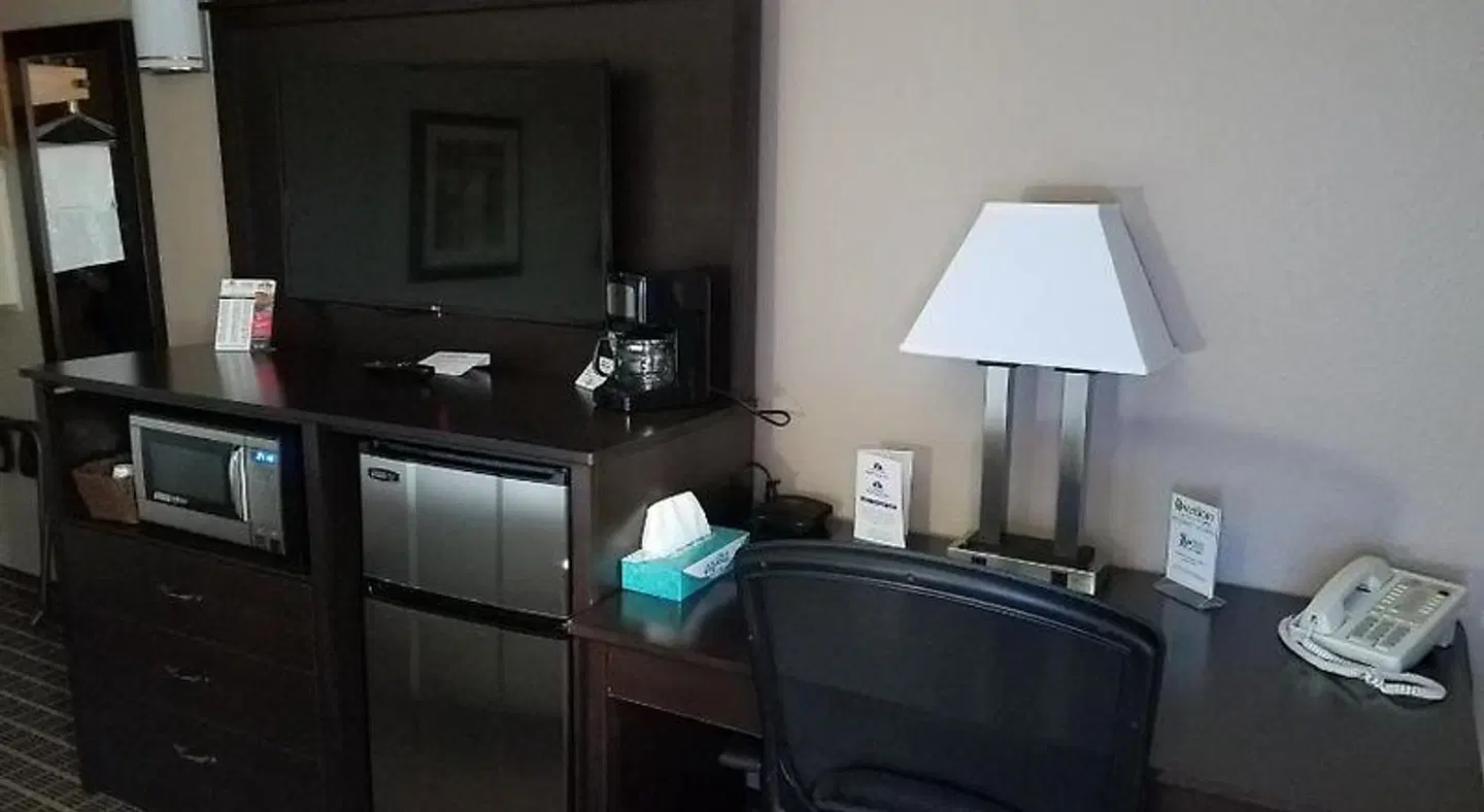 Americas Best Value Inn & Suites Bismarck ROOM_EXAMPLE