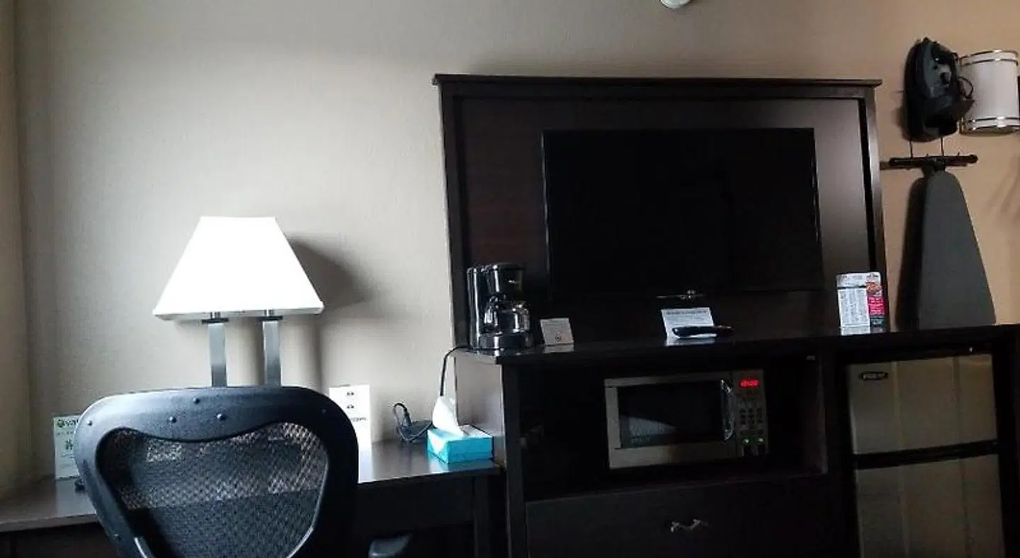 Americas Best Value Inn & Suites Bismarck ROOM_EXAMPLE