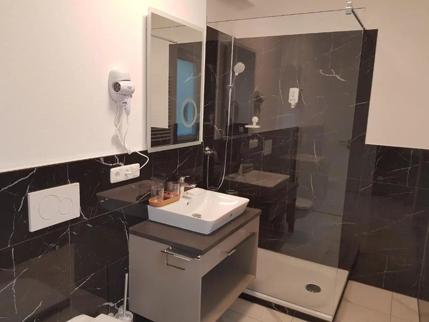 Hotel Emiliana am Bahnhof Badezimmer