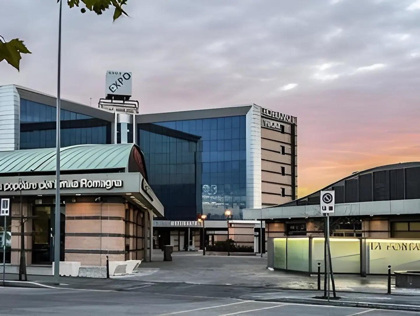 Best Western Plus Hotel Expo EXTERIOR