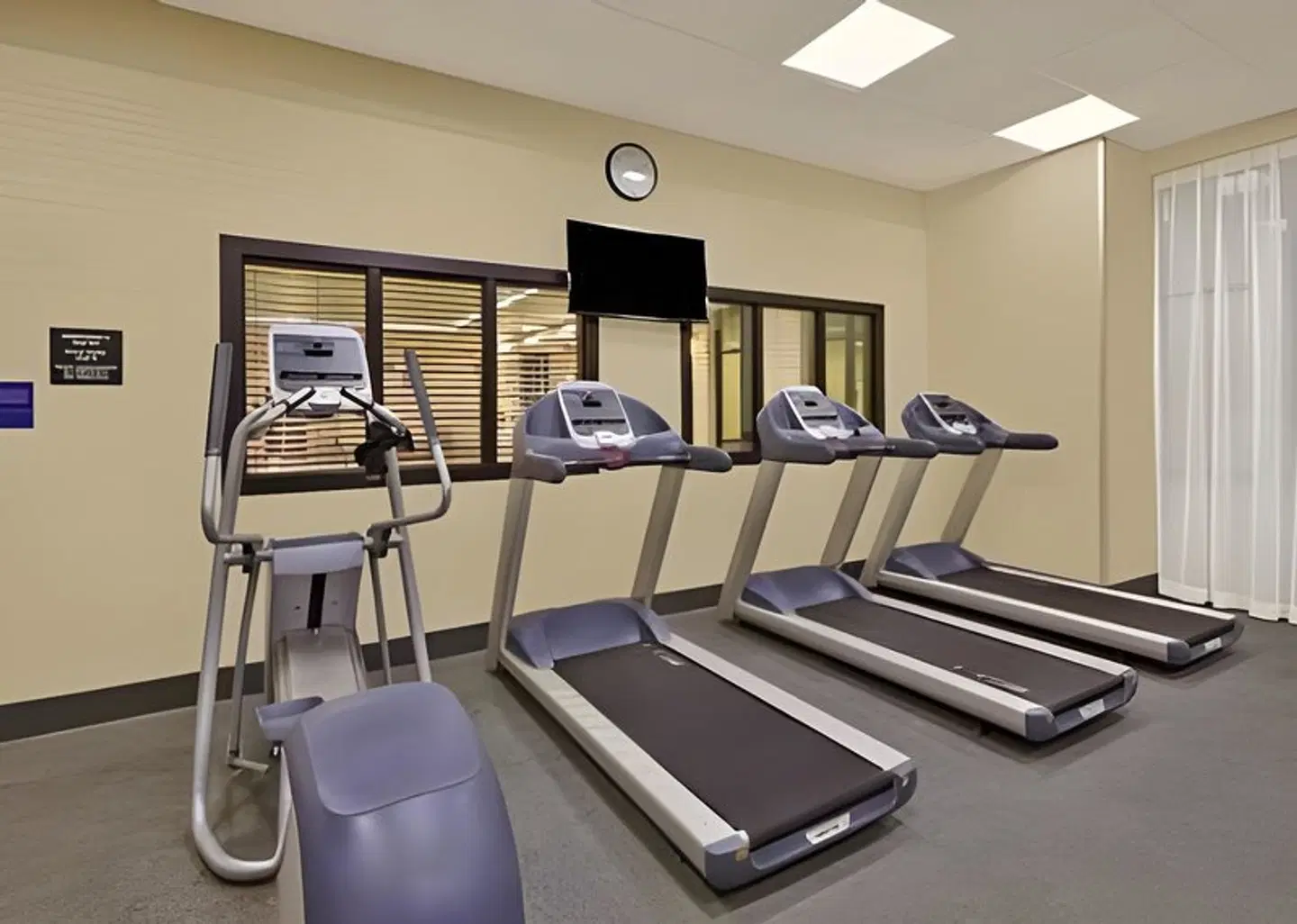 Hampton Inn by Hilton Detroit Dearborn SPORTS_AND_LEISURE