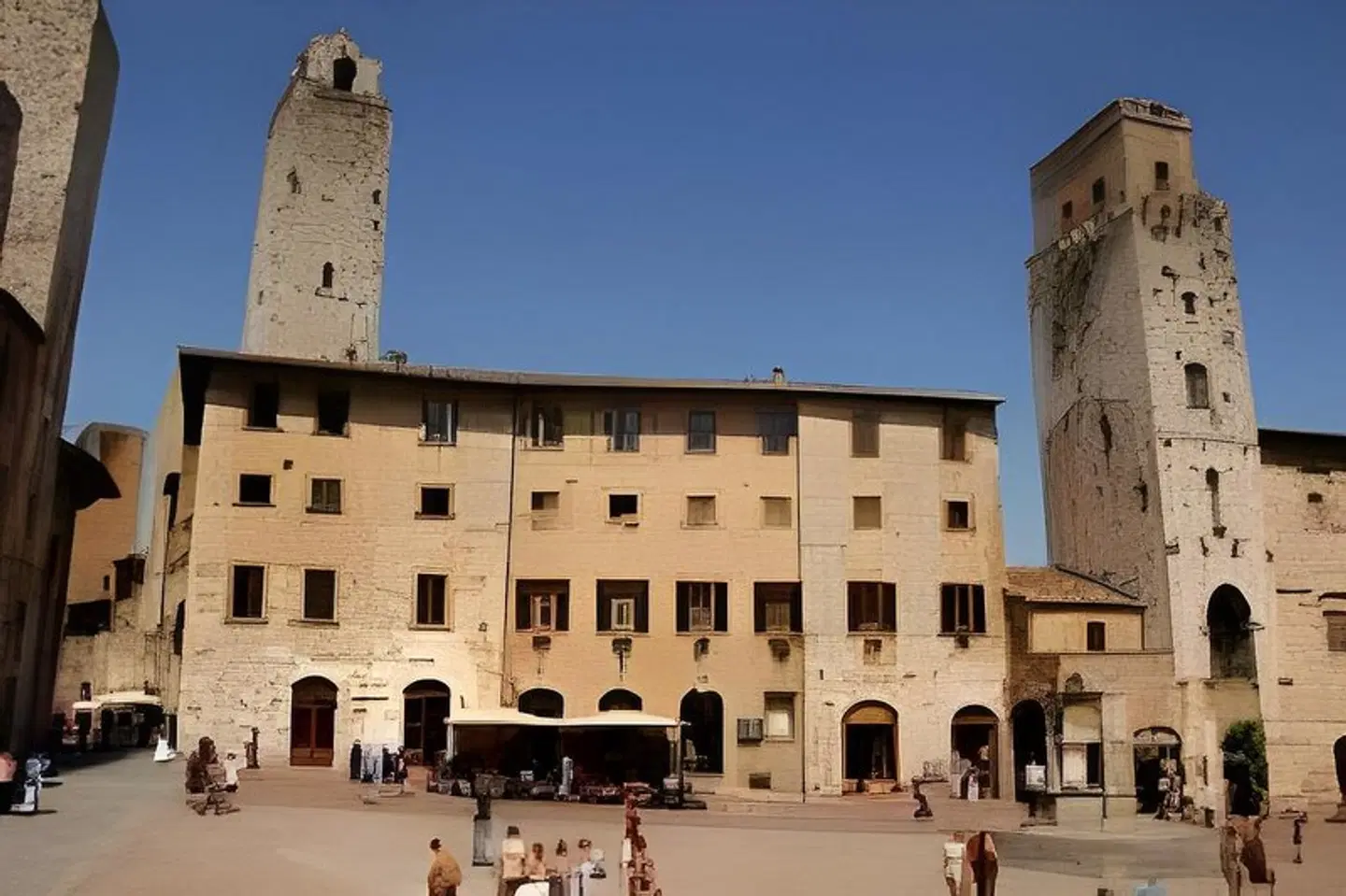 Leon Bianco EXTERIOR