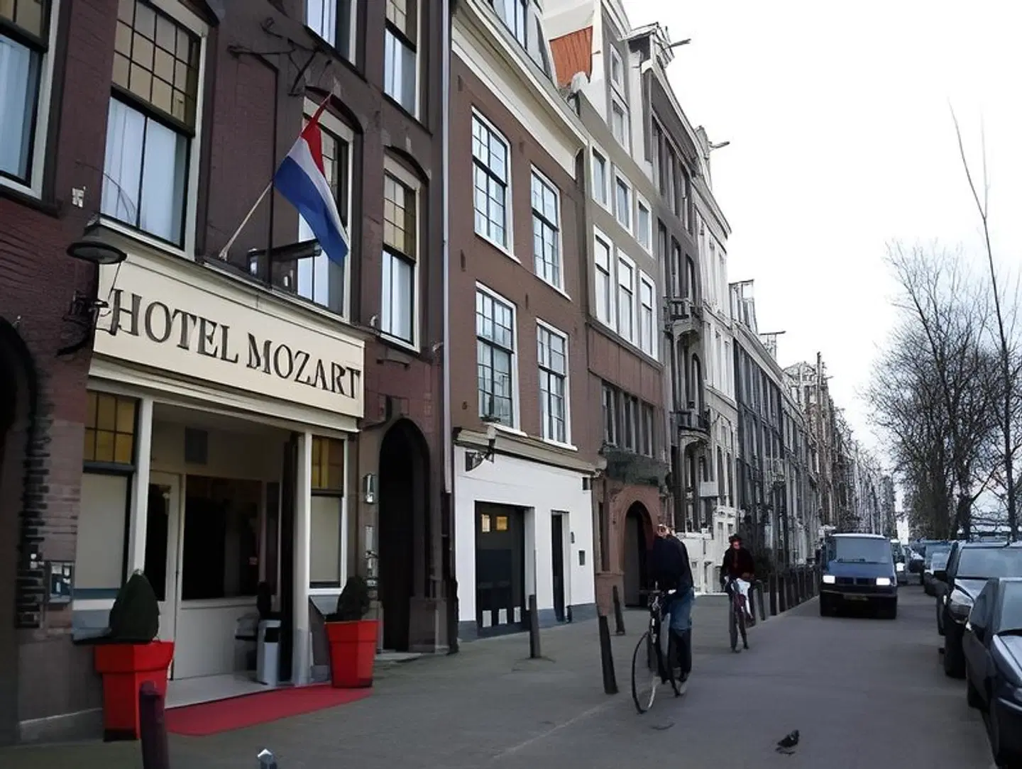 Mozart EXTERIOR