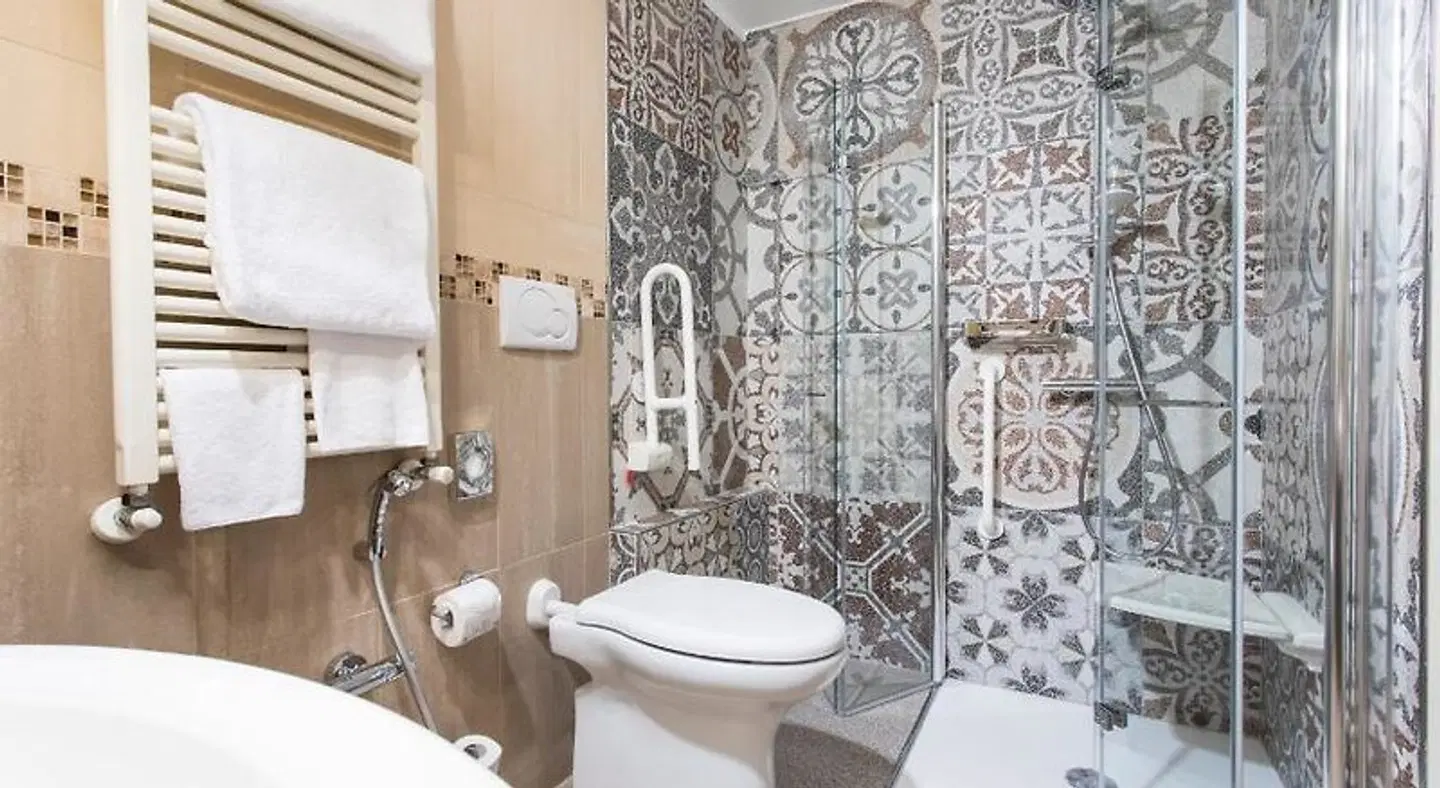 Grand Hotel Des Arts Badezimmer