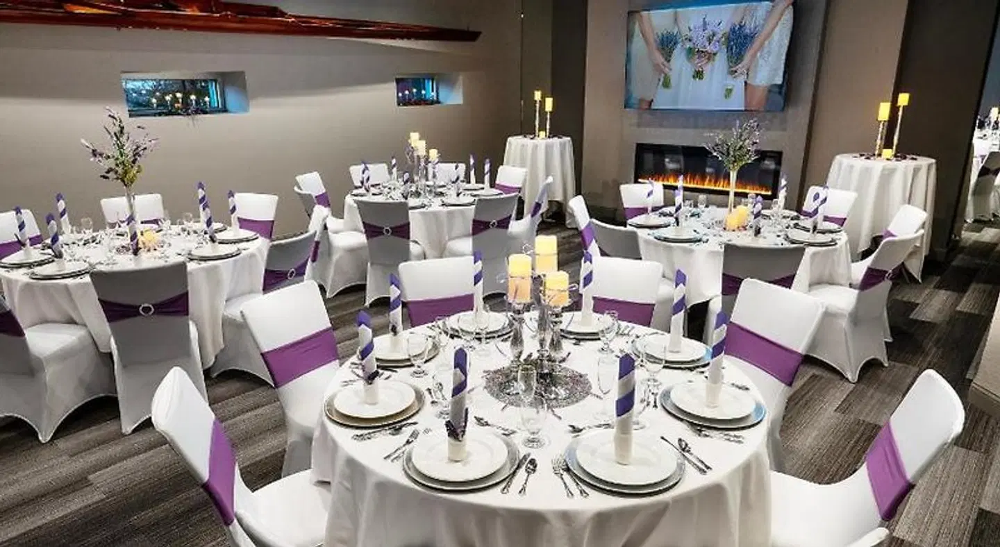 Holiday Inn Manhattan at The Campus Restaurant