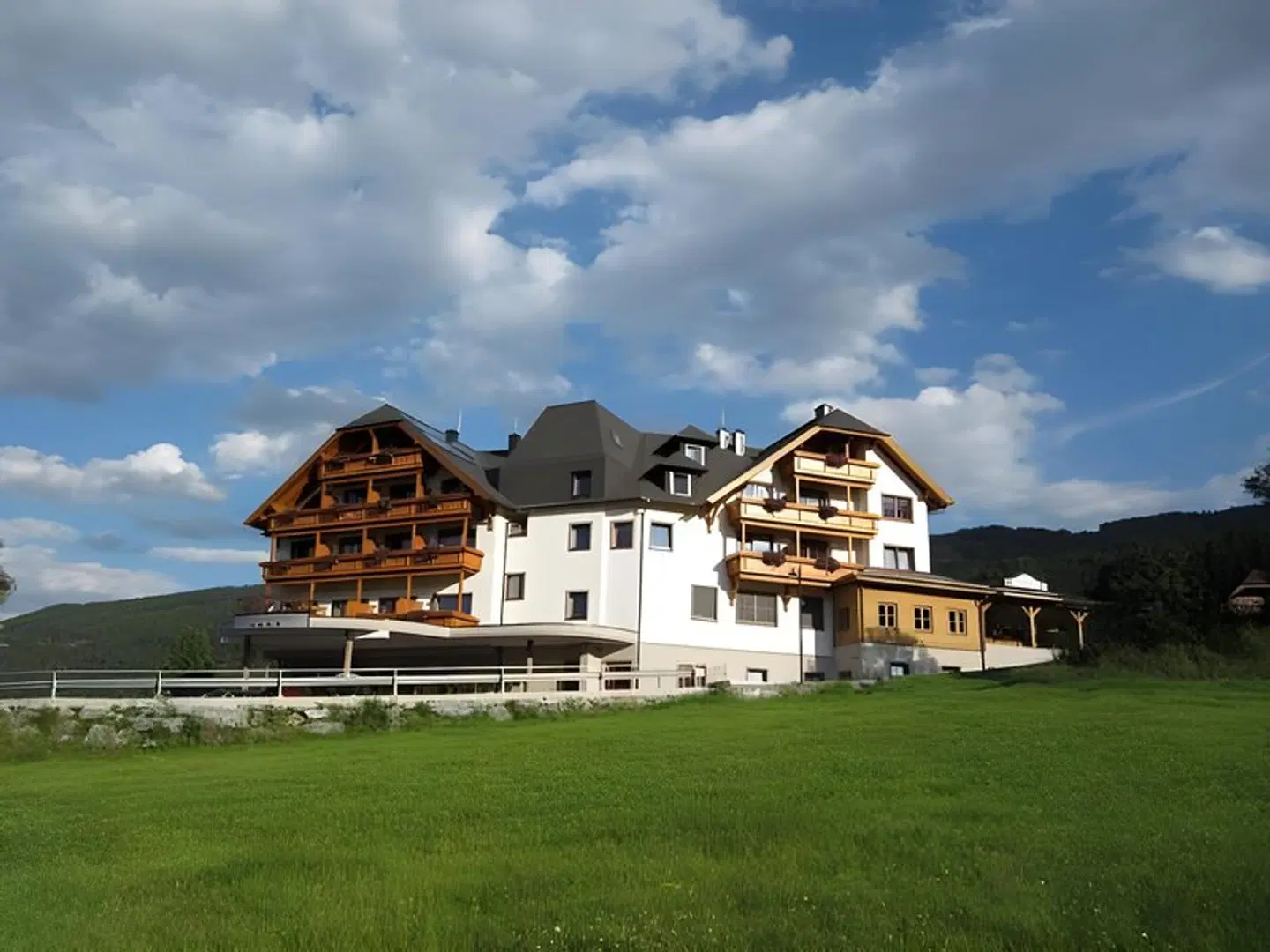Grizzly Sport & Familien Resort EXTERIOR
