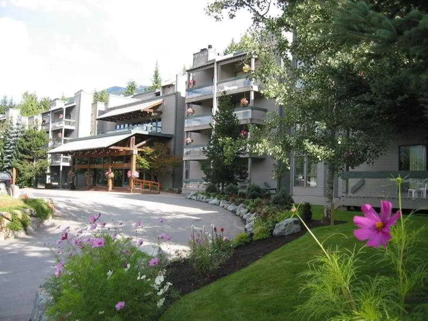 Tantalus Resort Lodge EXTERIOR