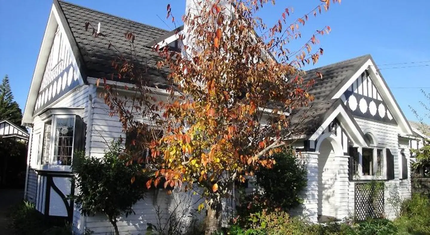 English Tudor House Garten