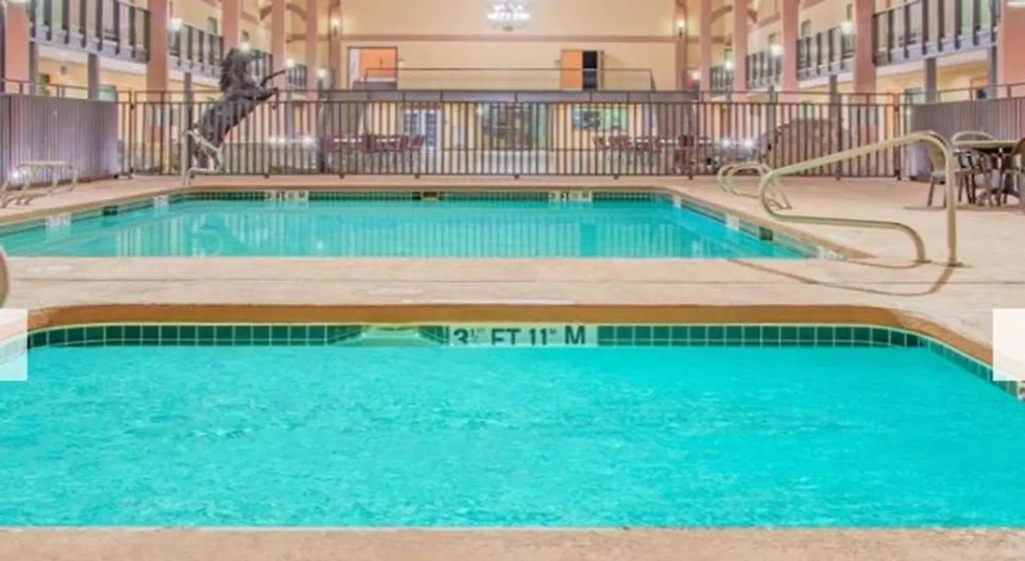 Days Inn by Wyndham Lubbock South Hallenbad