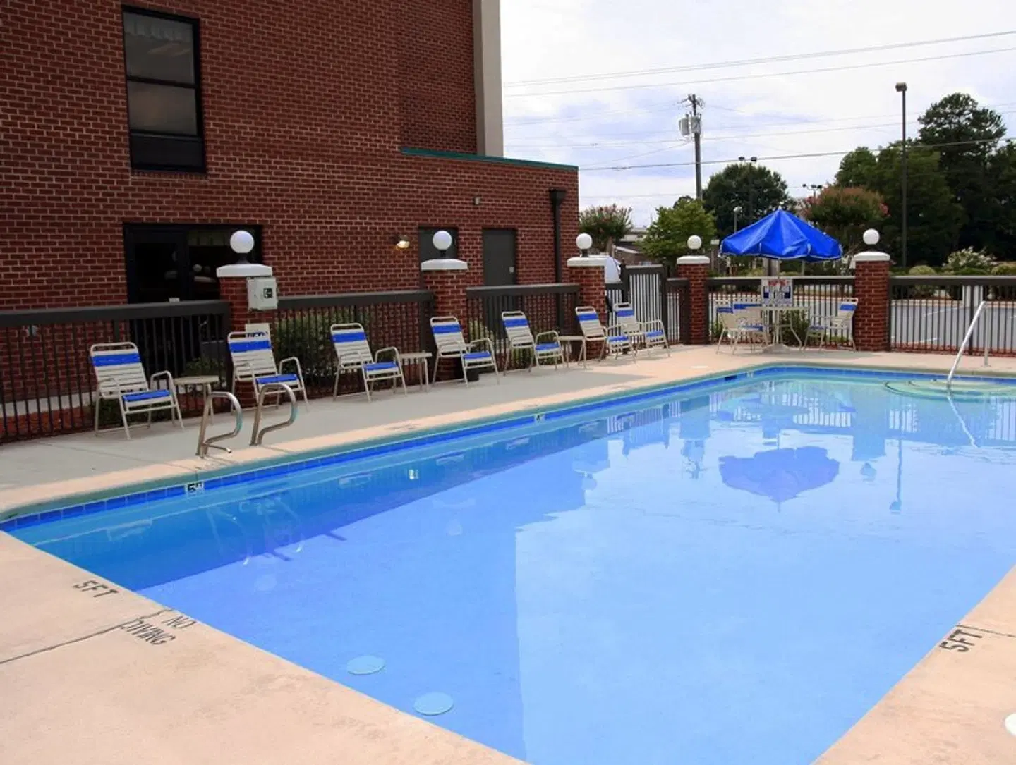 Hampton Inn High Point OUTDOOR_POOL