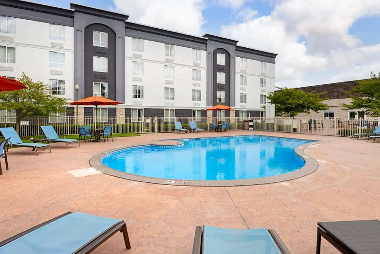 Best Western Premier Richmond City Gateway OUTDOOR_POOL