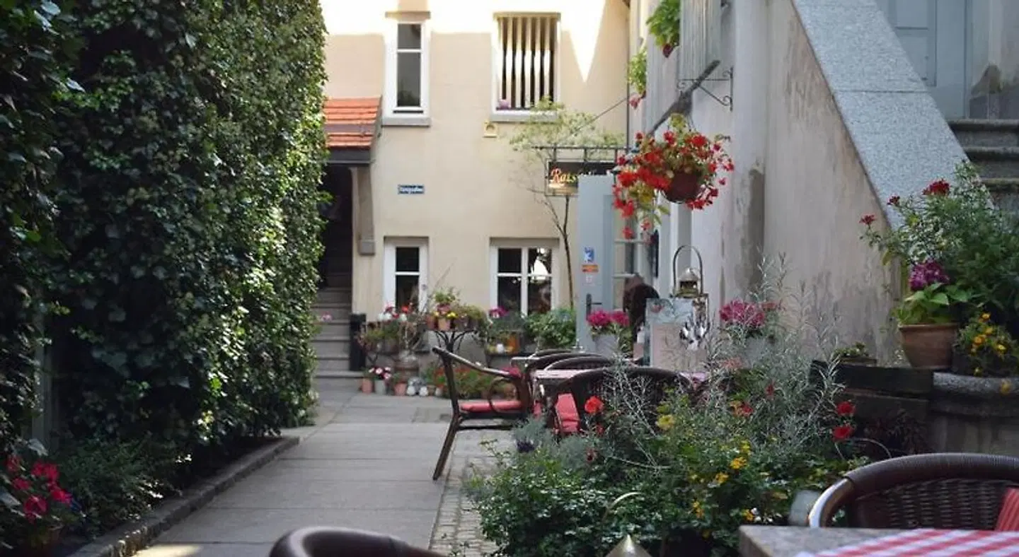 Goldner Hirsch EXTERIOR
