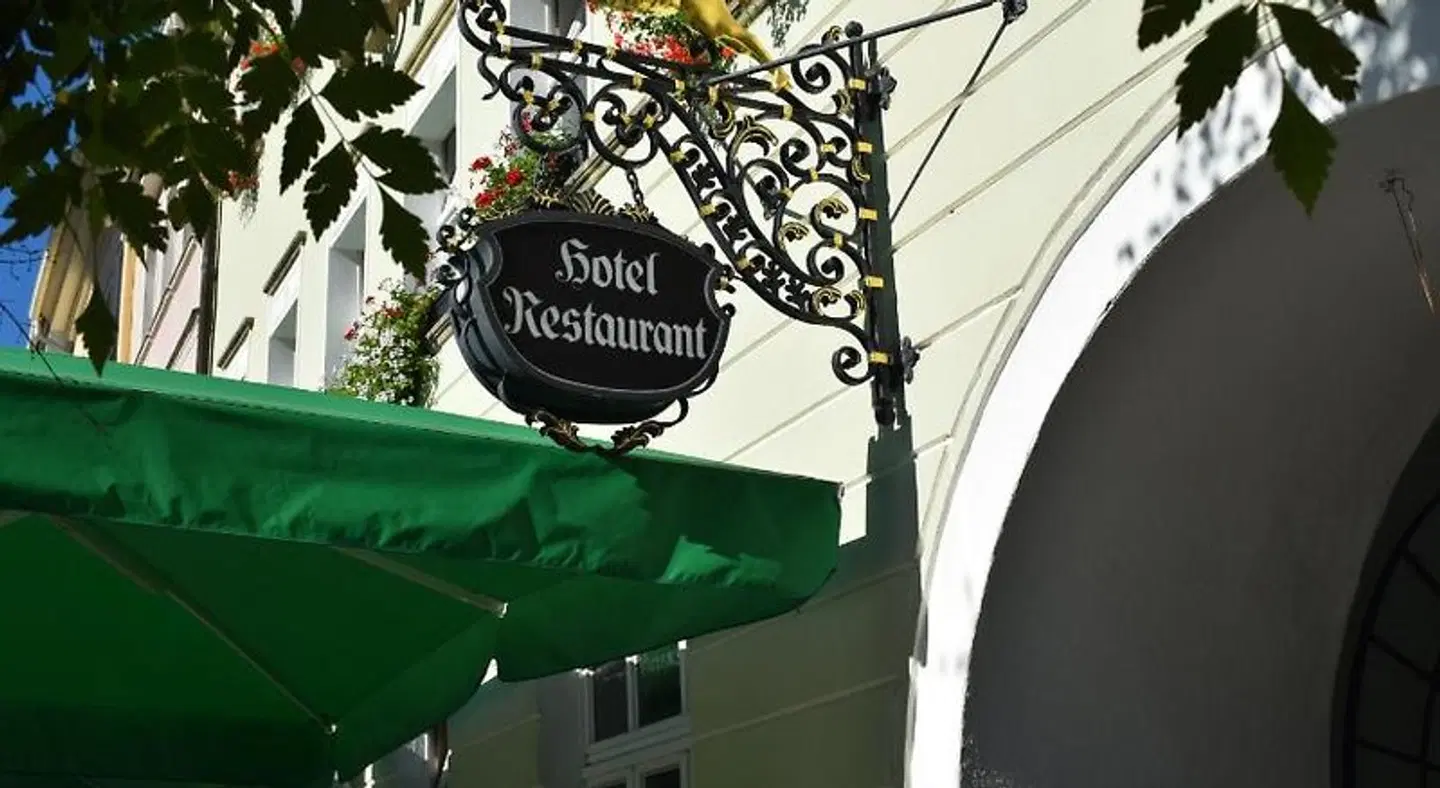 Goldner Hirsch SPORTS_AND_LEISURE