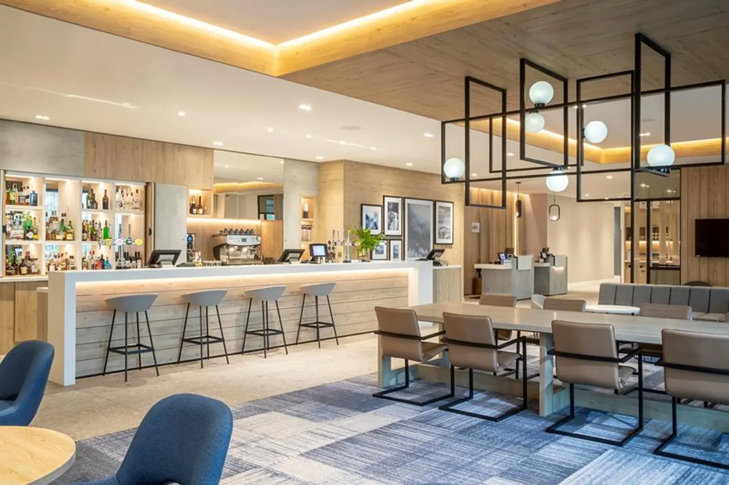 Courtyard by Marriott Inverness Airport Bar