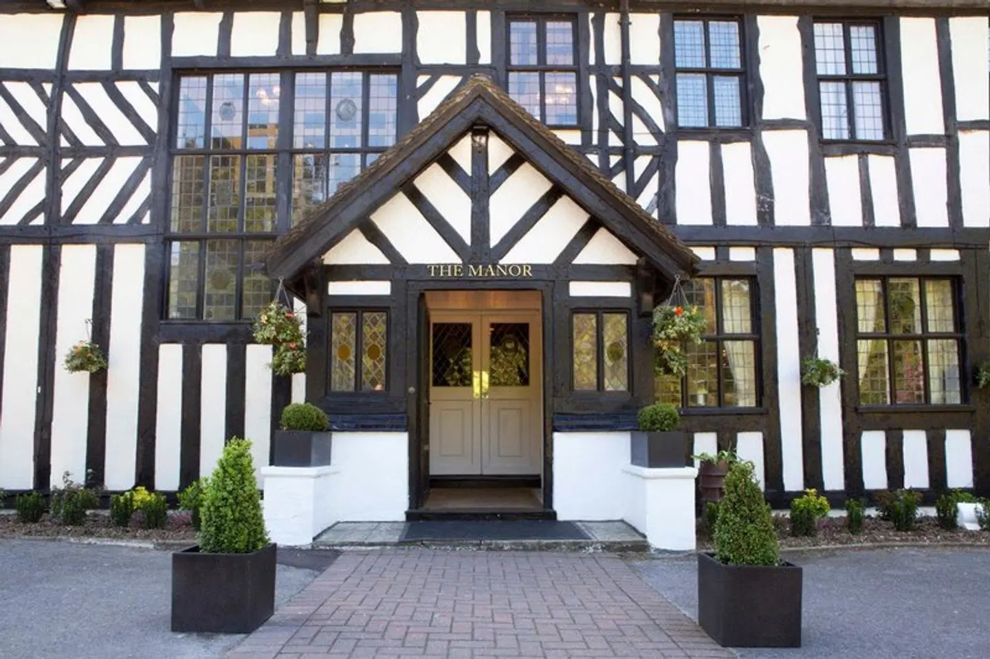 The Manor Elstree EXTERIOR