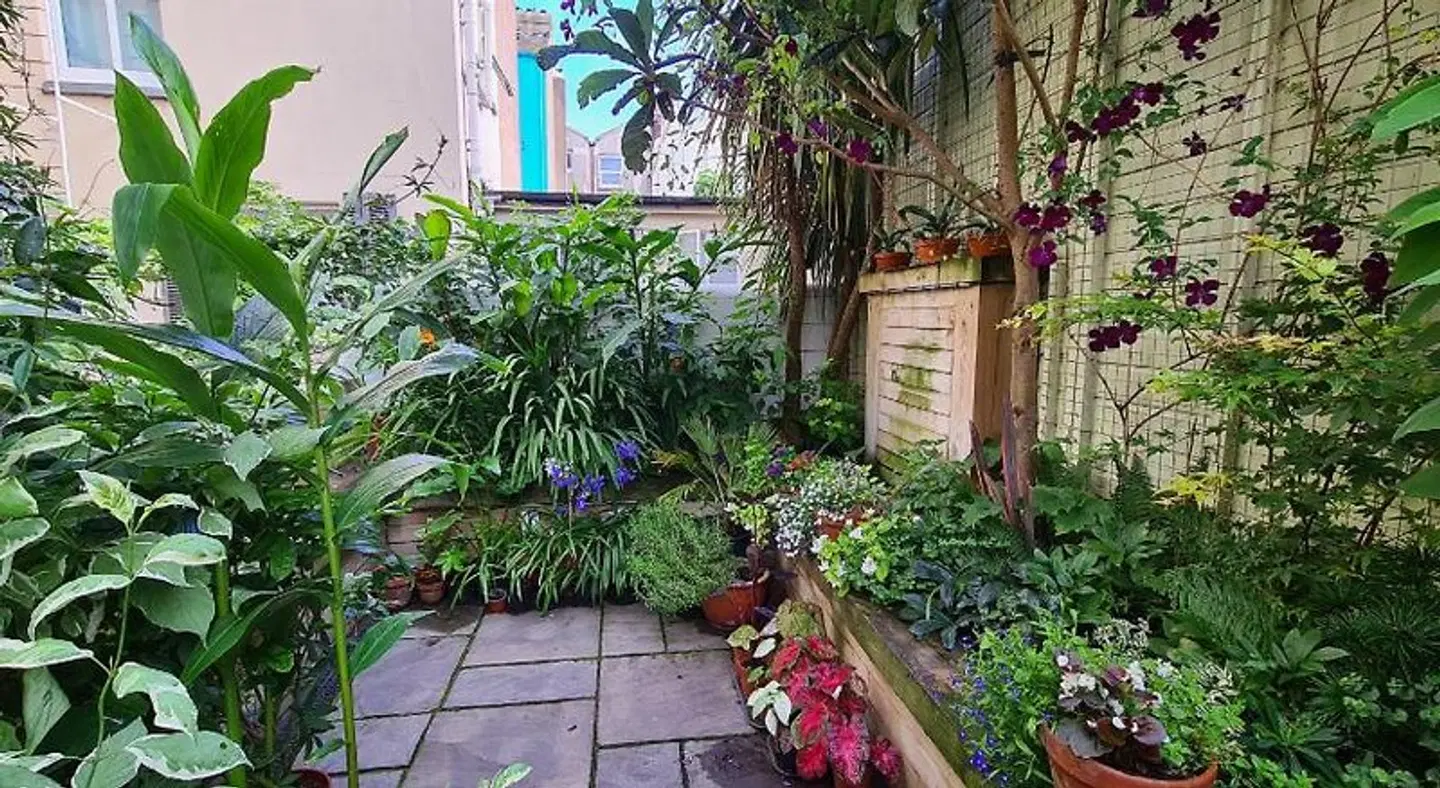 Red Brighton Blue Garten