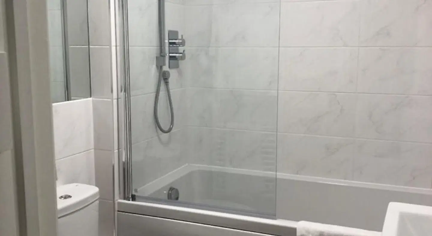 Clifden Arms Apartments Badezimmer