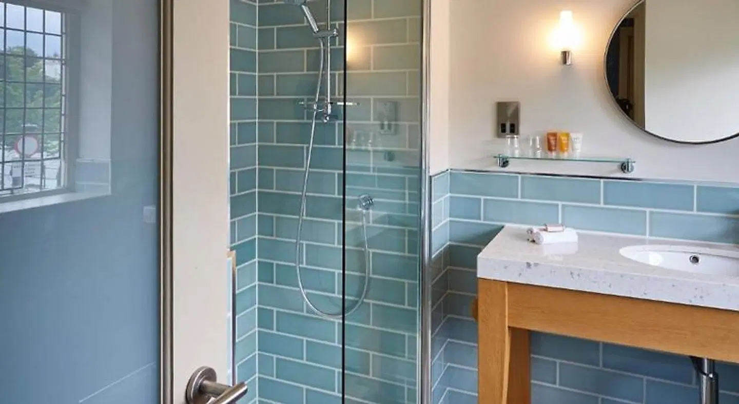 The Boathouse Inn & Riverside Rooms Badezimmer