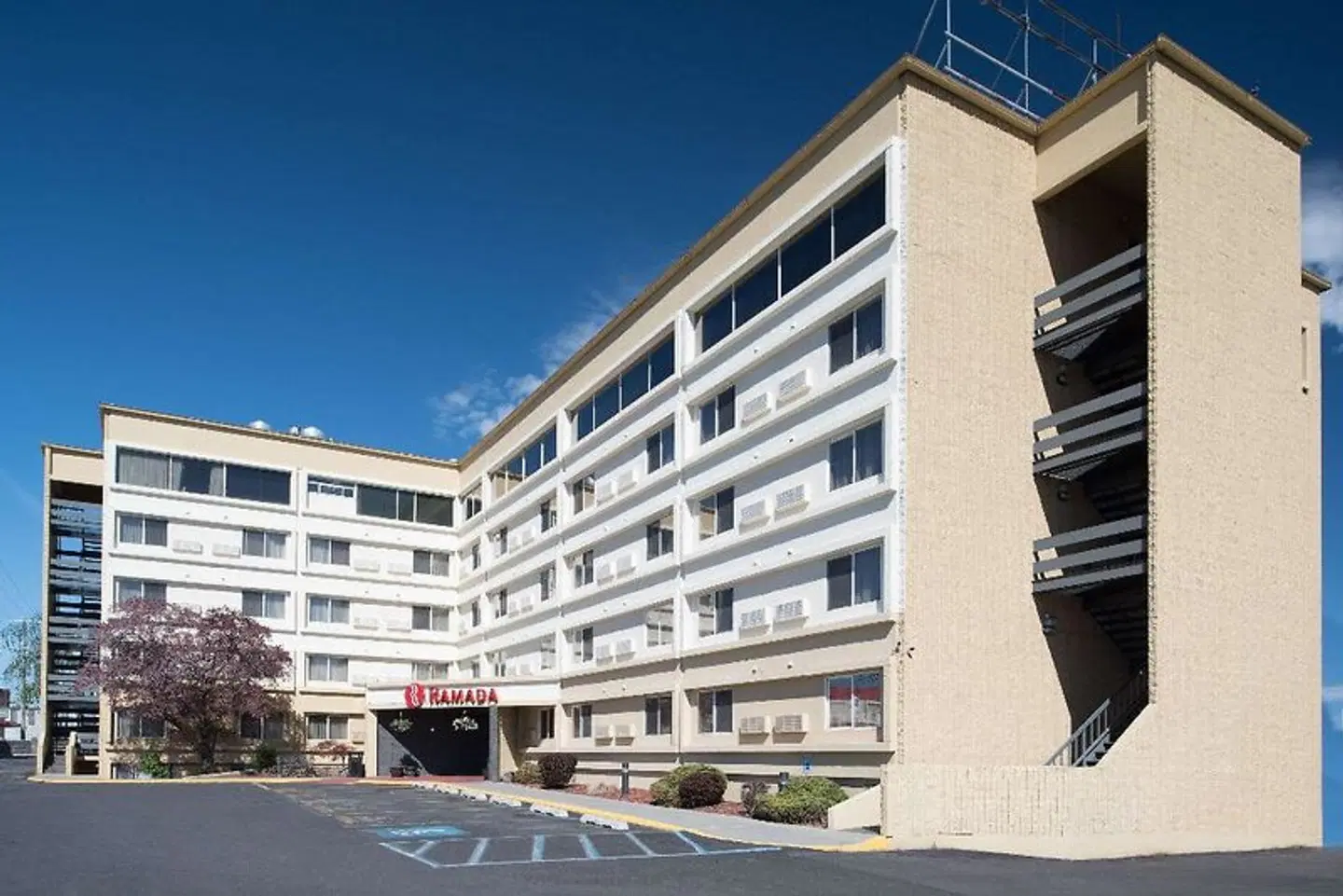 Ramada by Wyndham Downtown Spokane EXTERIOR