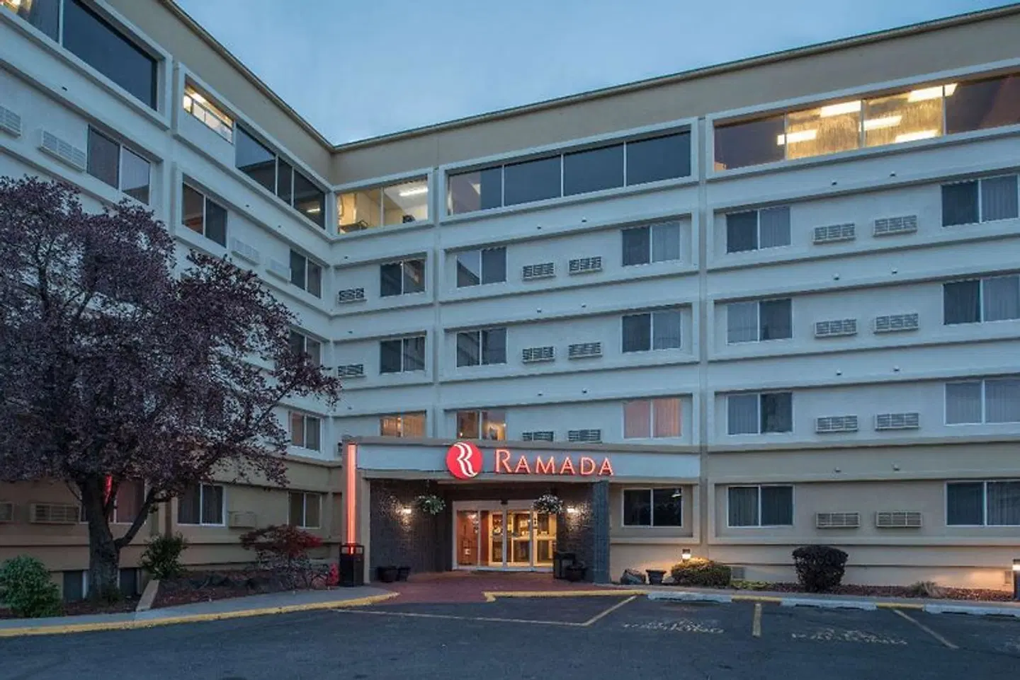 Ramada by Wyndham Downtown Spokane EXTERIOR