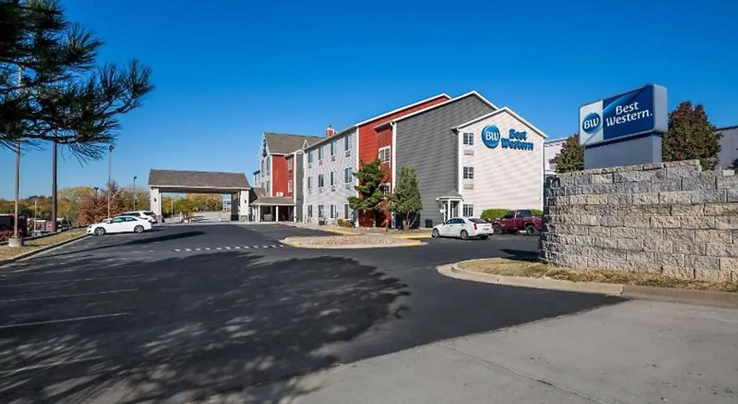 Best Western Worlds of Fun Inn & Suites EXTERIOR
