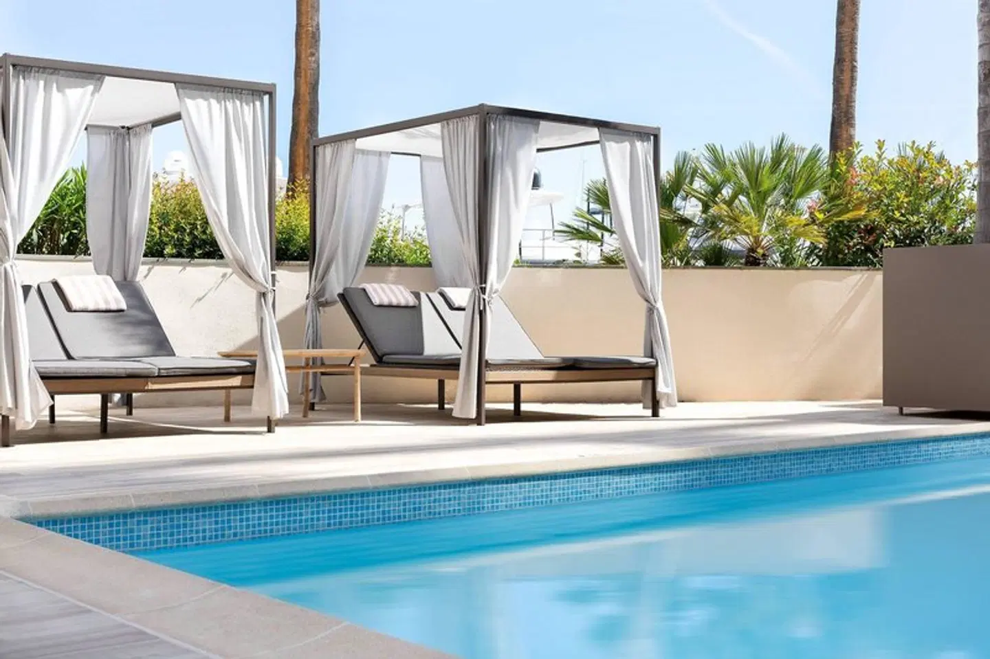 Riviera Marriott Hotel La Porte de Monaco OUTDOOR_POOL