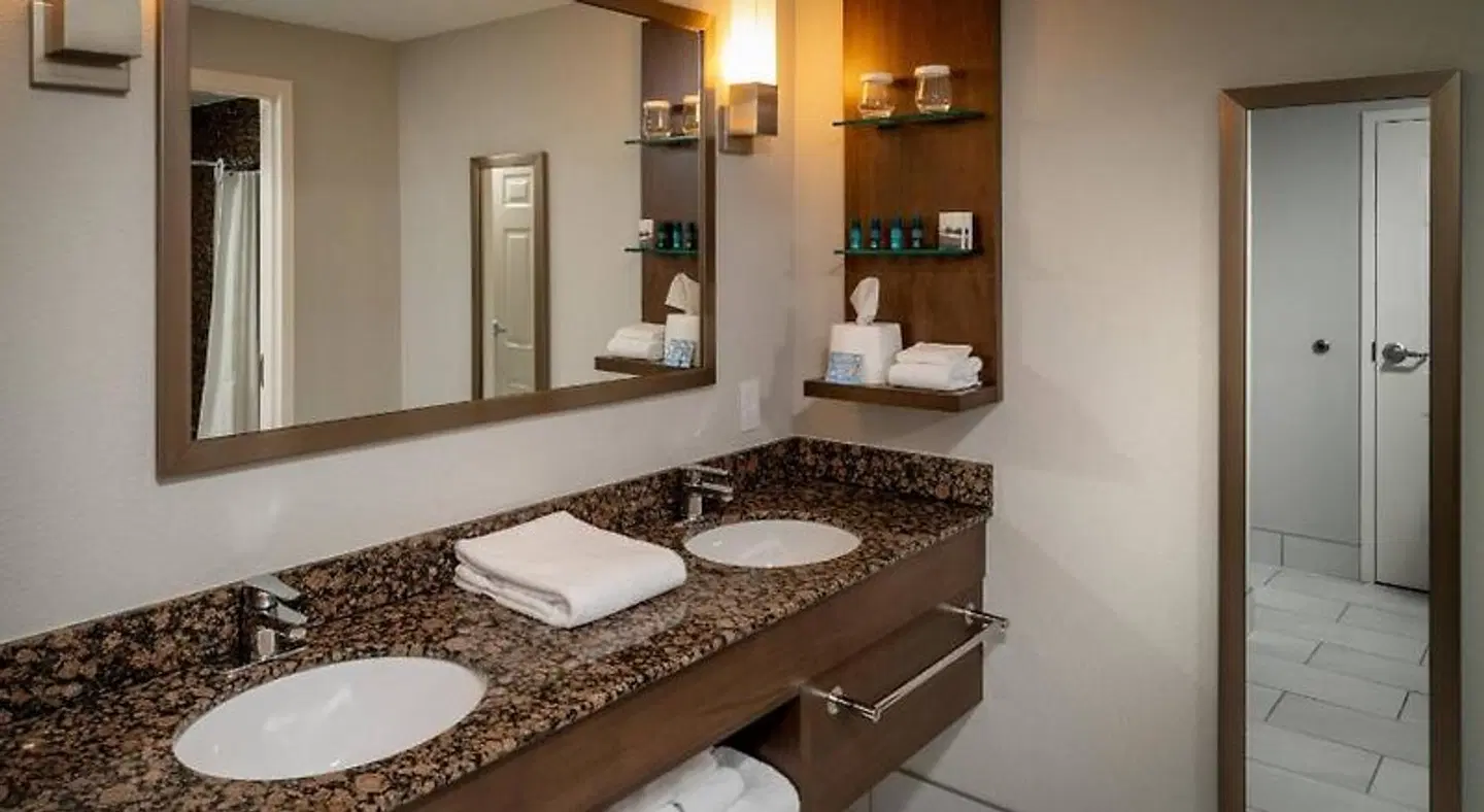 Delta Hotels by Marriott Huntington Mall Badezimmer