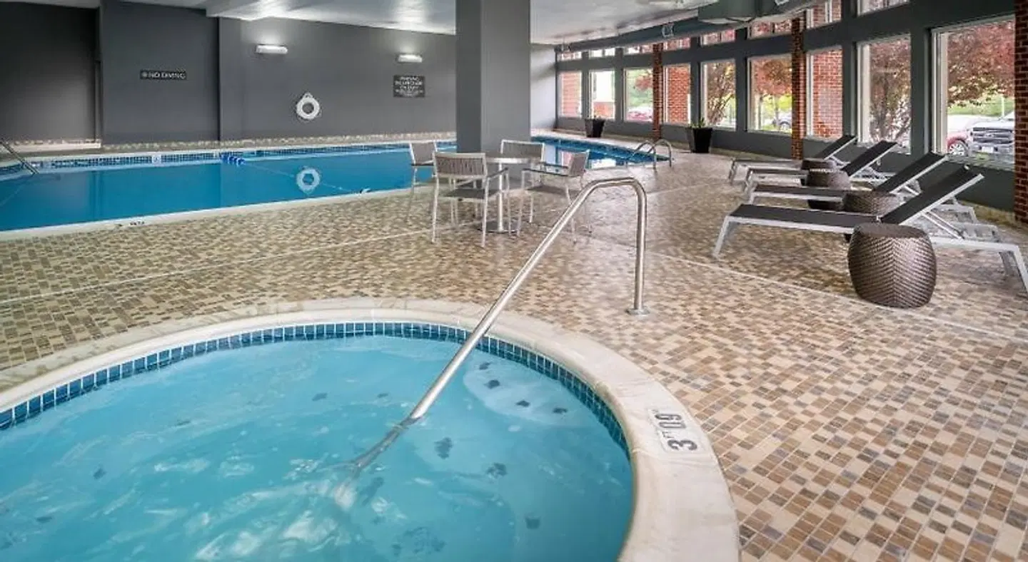 Delta Hotels by Marriott Huntington Mall Hallenbad