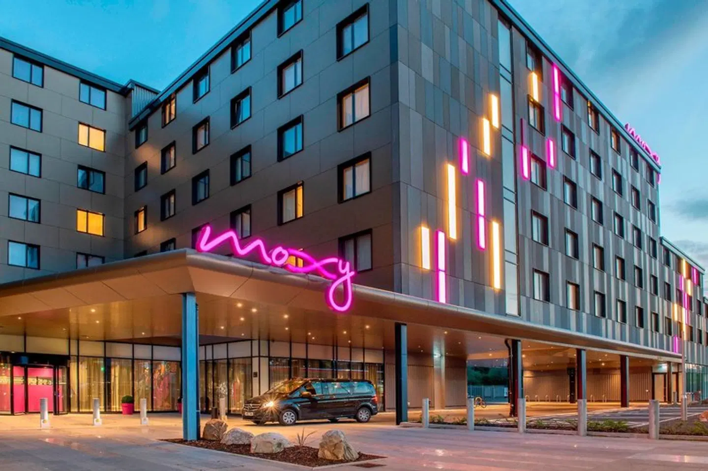 Moxy London Heathrow Airport EXTERIOR