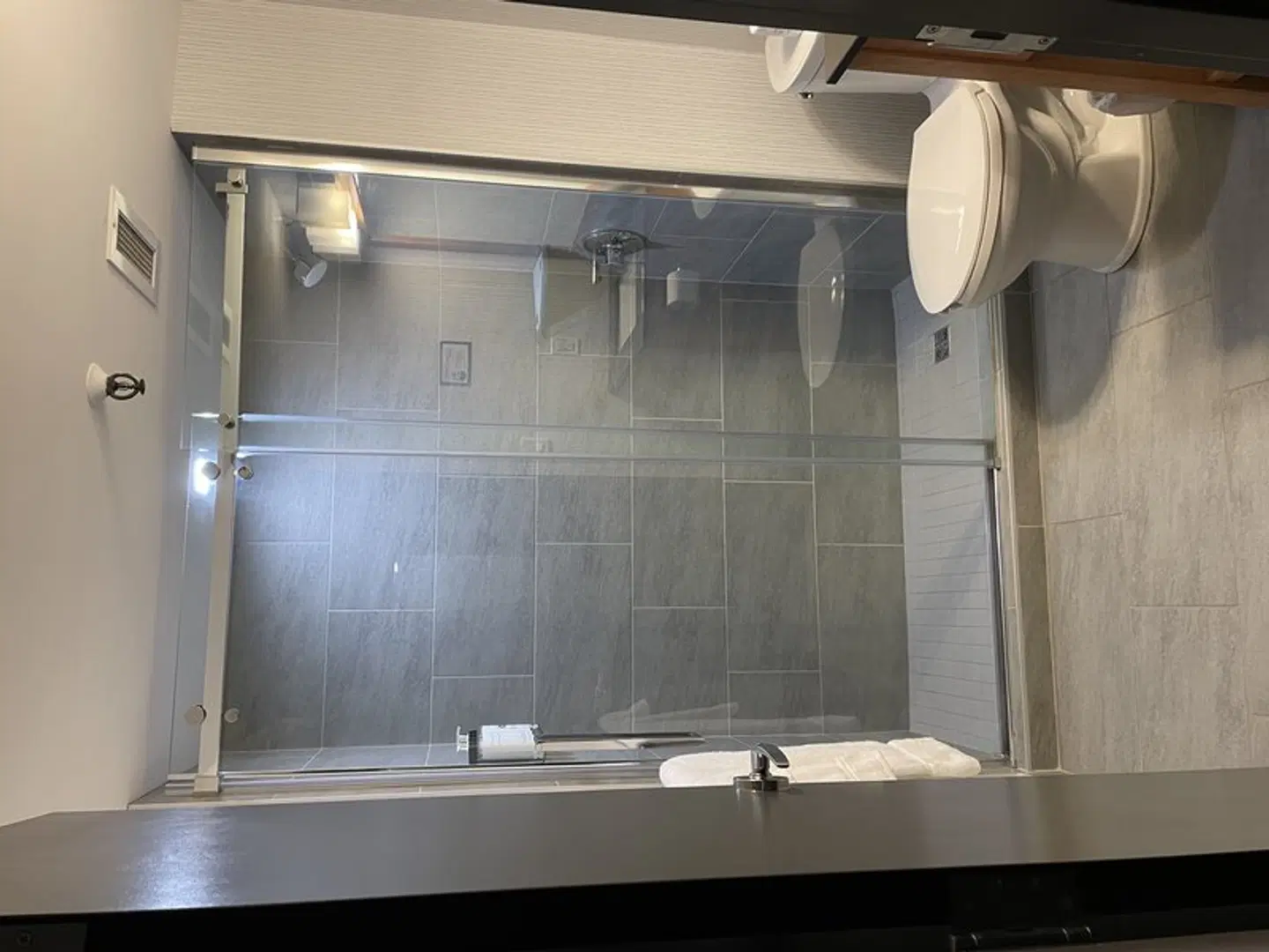 Height of Land Hotel Badezimmer