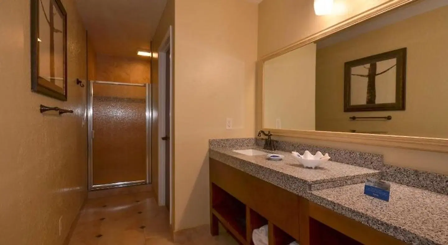 Best Western The Inn & Suites Pacific Grove Badezimmer