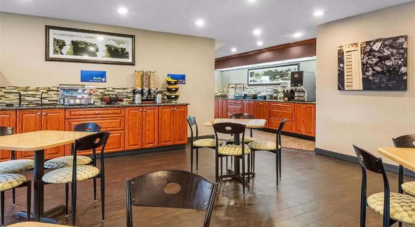 Best Western Airport Inn Bar