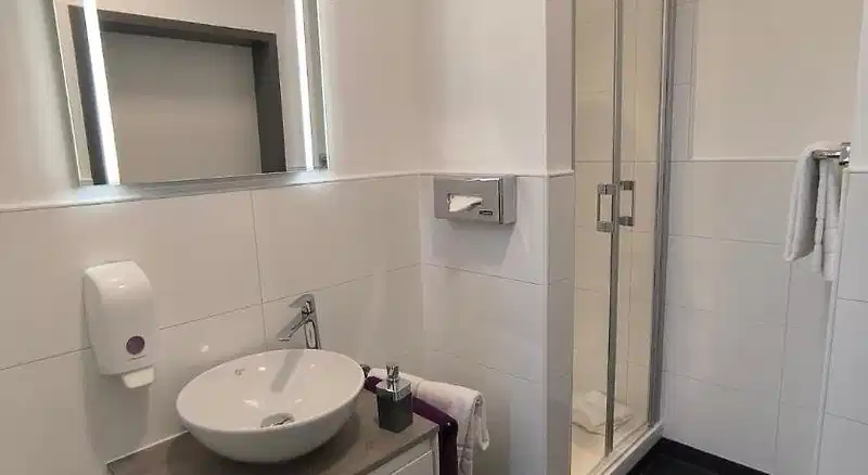 Kempe New Work Hotel Essen — ChIJWxG4khu9uEcRhe5D5OWJCts,ChIJoUhCjnwWuUcRX4_XT34yTC8