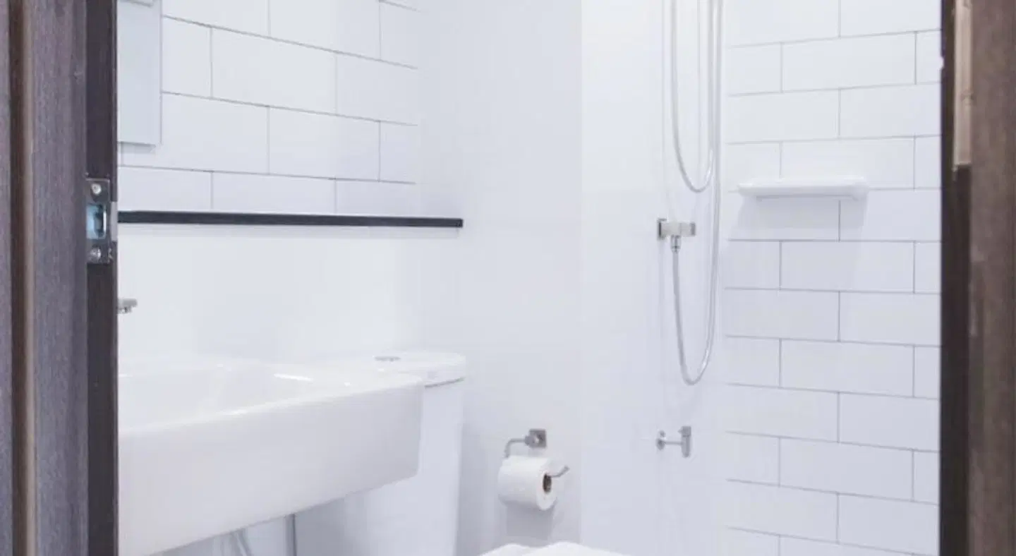 The Journey Hotel Laksi Badezimmer