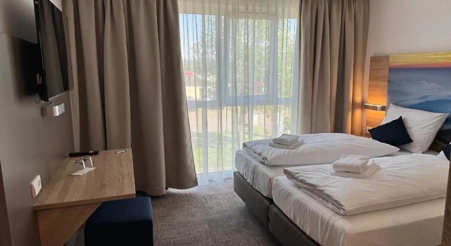 Highway-Hotel ROOM_EXAMPLE