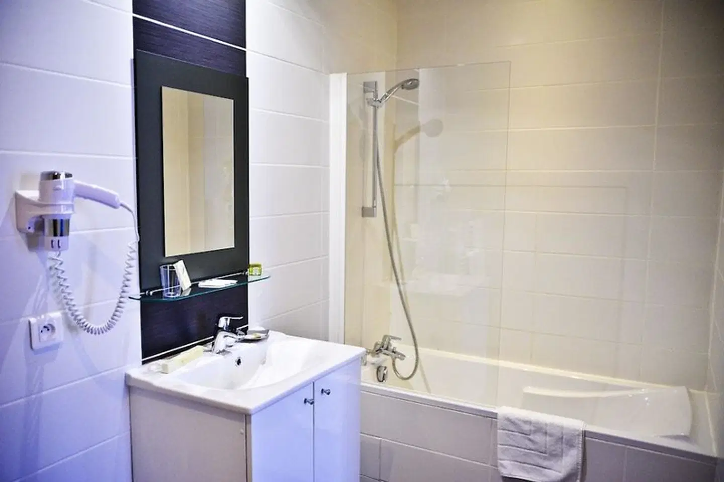 Logis Hôtel Le Comty Badezimmer