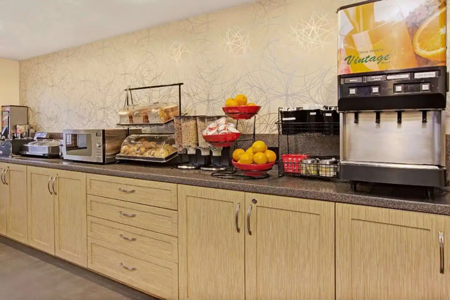 Ramada by Wyndham Staten Island Restaurant
